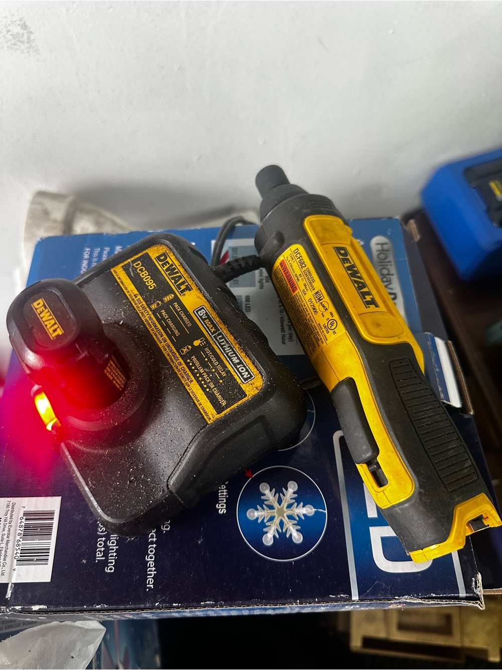 DEWALT Cordless Screwdriver with Charger - Yellow and Black 8V gyroscopic